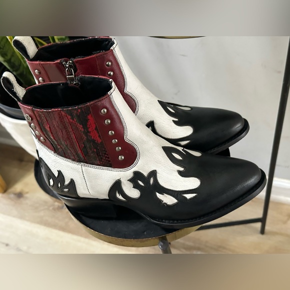 Mezlan Black and White Ankle Boots - Picture 3 of 9